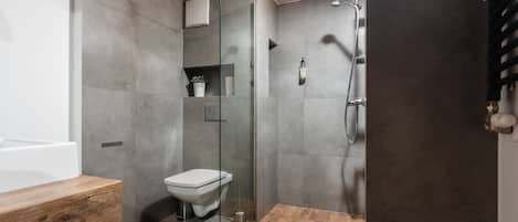 18A. Blossom - Old Town Residence | Bathroom | Shower, hair dryer, towels, soap