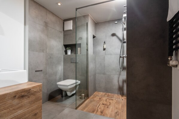 18A. Blossom - Old Town Residence | Bathroom | Shower, hair dryer, towels, soap