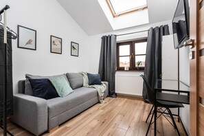 18A. Blossom - Old Town Residence | Desk, laptop workspace, iron/ironing board, cribs/infant beds - Blossom - Old Town Residence (Kraków)