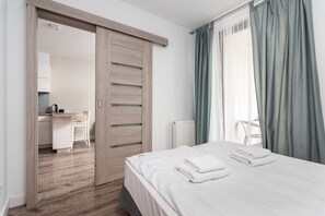 Escritorio y espacio para trabajar con laptop