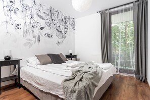 11. Blossom - Old Town Residence | Desk, laptop workspace, iron/ironing board, cribs/infant beds - Blossom - Old Town Residence (Kraków)