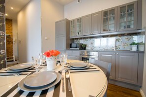 1 Bedroom Apartment in the City Center | AC | Lift | Yksityinen keittonurkkaus | Täysikokoinen jääkaappi, uuni, liesi, kahvin-/teenkeitin