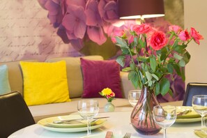 One Bedroom Apartment 5' From the Market Square | Wohnzimmer | 37-Zoll-Flachbildfernseher mit Kabelempfang