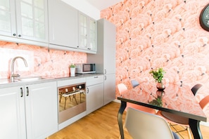Flamingo Apartment with AC | 5' Main Square | Private kitchenette | Full-sized fridge, oven, stovetop, coffee/tea maker - Krupnicza Modern Old Town Apartments (Kraków)