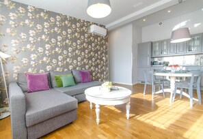 1 Bedroom Apartment in the City Center | AC | Lift | 客廳 | 37-吋平面電視，提供有線頻道