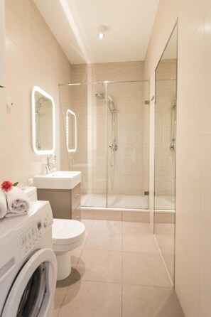 One Bedroom Apartment 5' From the Market Square | Badezimmer | Dusche, Haartrockner, Handtücher, Seife