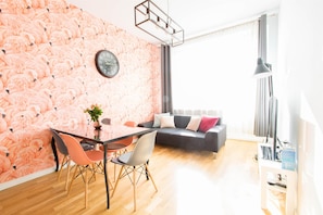 Flamingo Apartment with AC | 5' Main Square | Living room | 37-inch flat-screen TV with cable channels - Krupnicza Modern Old Town Apartments (Kraków)