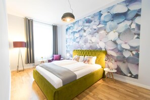 One Bedroom Apartment 5' From the Market Square | Schreibtisch, laptopgeeigneter Arbeitsplatz, schallisolierte Zimmer