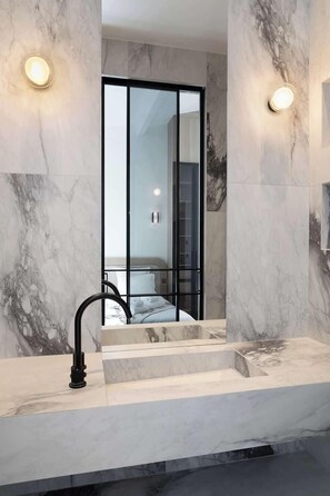 Shower, hair dryer - A Sublime 2-BR/ 2-BA in Louvre - Montorgueil (Paris)