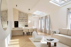 TV, offices - A Sublime 2-BR/ 2-BA in Louvre - Montorgueil (Paris)