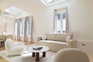 TV, offices - A Sublime 2-BR/ 2-BA in Louvre -  Montorgueil (Paris)