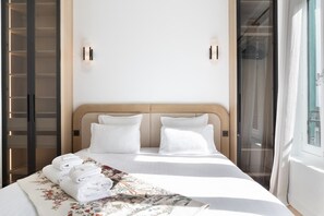 2 bedrooms, iron/ironing board, travel crib, WiFi - A Sublime 2-BR/ 2-BA in Louvre -  Montorgueil (Paris)