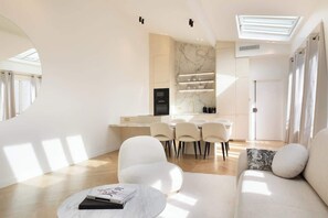 TV, offices - A Sublime 2-BR/ 2-BA in Louvre - Montorgueil (Paris)