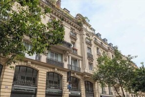 Exterior - A Sublime 2-BR/ 2-BA in Louvre - Montorgueil (Paris)