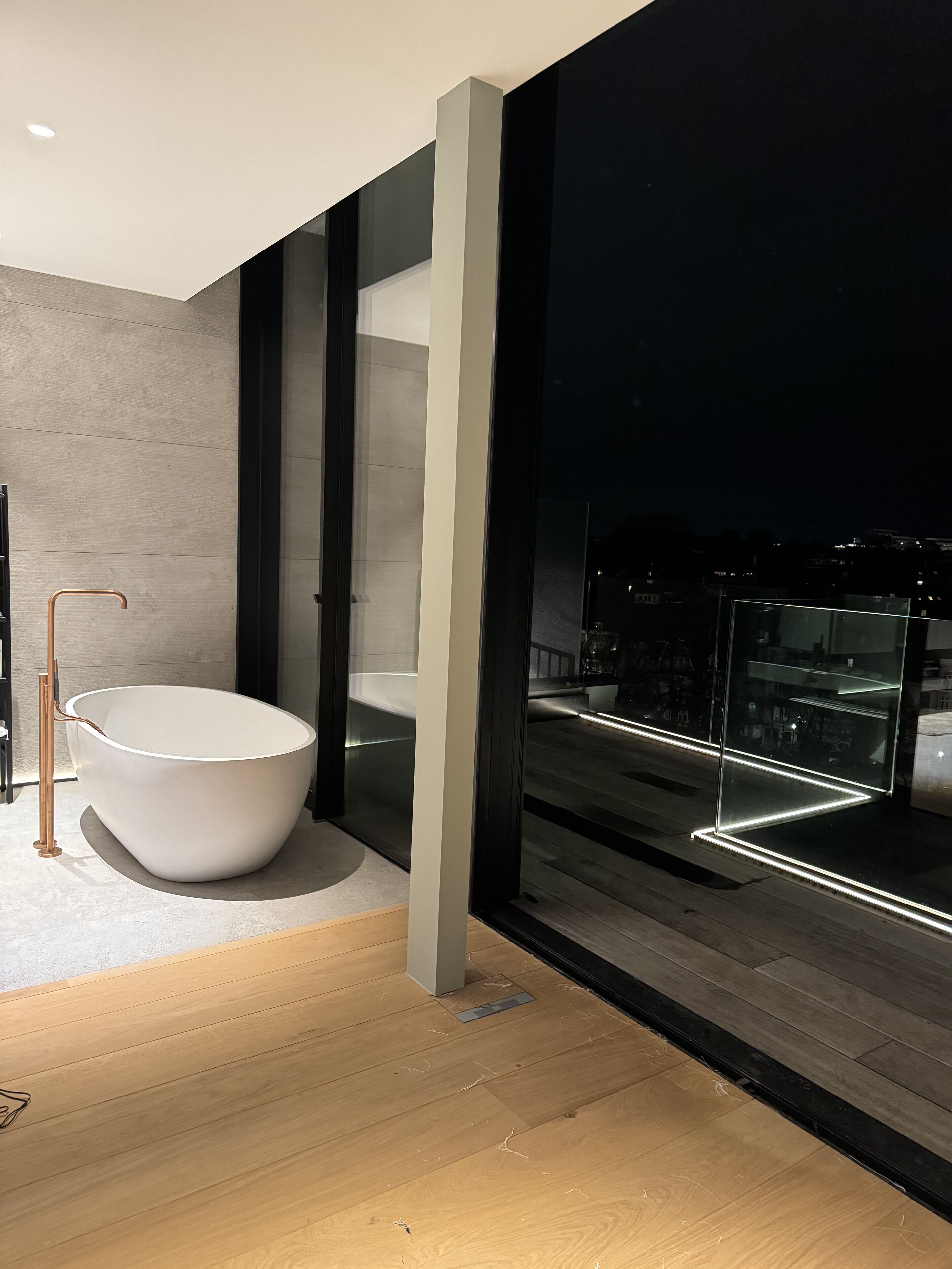 Apartamento superluxo | Banheiro | Banheira e chuveiro separados, chuveiro com efeito de chuva