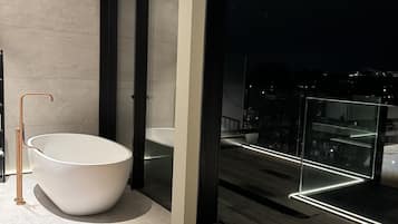 Apartamento superluxo | Banheiro | Banheira e chuveiro separados, chuveiro com efeito de chuva