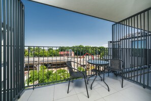 40. Aron Residence | Terrace/patio