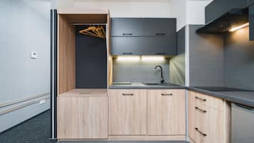 Frigobar, cooktop, cafeteira/chaleira, chaleira elétrica