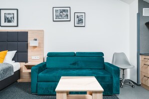 40. Aron Residence | บริเวณนั่งเล่น | ทีวีจอแบน 40 นิ้ว พร้อมช่องดาวเทียม