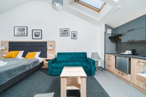 40. Aron Residence | Wohnbereich | 40-Zoll-Flachbildfernseher mit Satellitenempfang