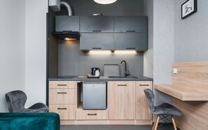 Minikøleskab, kogeplade, kaffe-/temaskine, elkedel