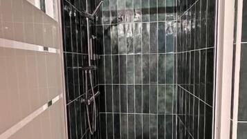 Een douche, toiletpapier