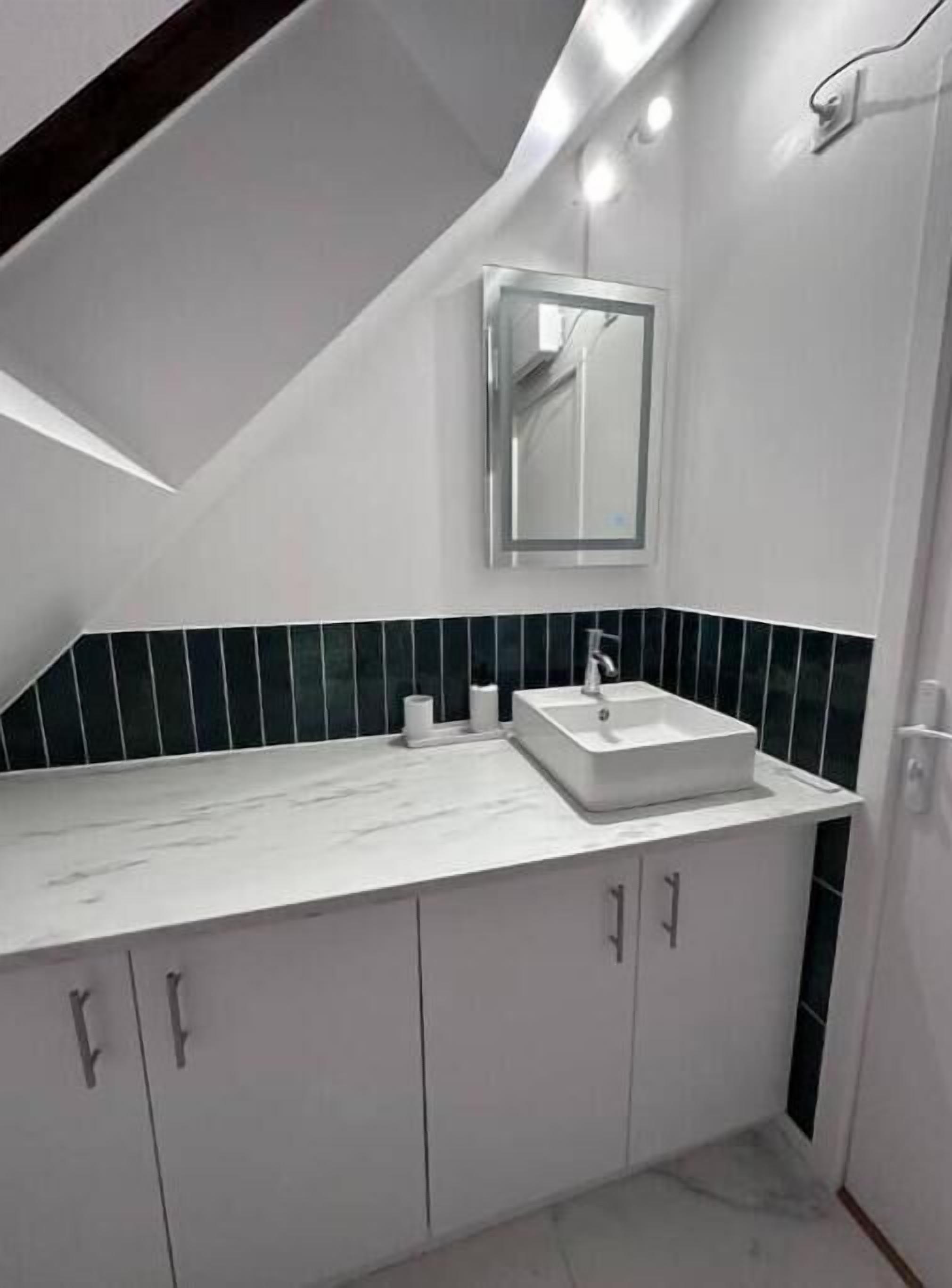 Een douche, gratis toiletartikelen, een haardroger, handdoeken