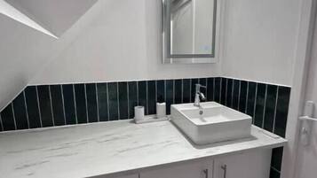 Een douche, gratis toiletartikelen, een haardroger, handdoeken