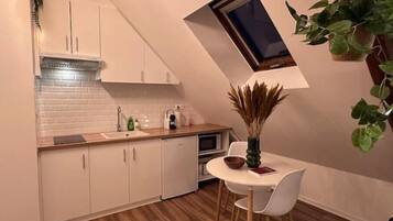 Een koelkast, een microgolfoven, een oven, een kookplaat