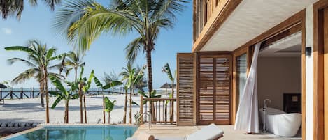 Executive Suite, 1 King Bed (Swim Up, Front Ocean View) | Terrace/patio