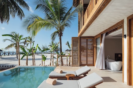 Executive Suite, 1 King Bed (Swim Up, Front Ocean View) | Terrace/patio