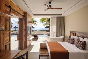 Executive Suite, 1 King Bed (Swim Up, Front Ocean View) | Desk, free WiFi, bed sheets