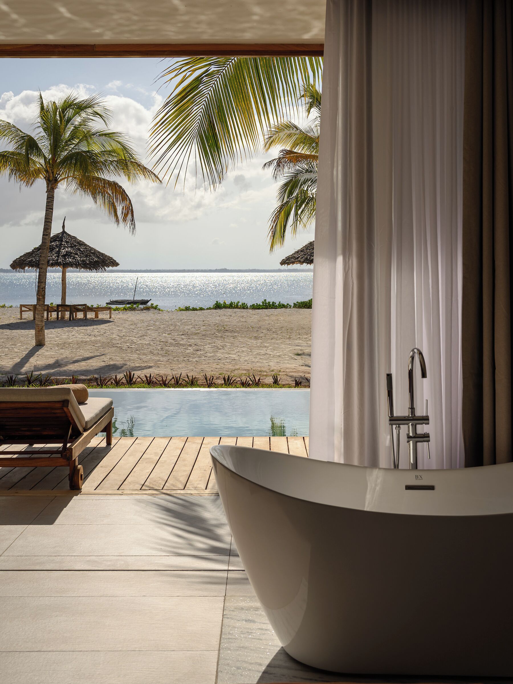 行政套房, 1 张特大床 (Swim Up, Front Ocean View) | 办公桌、免费 WiFi、床单