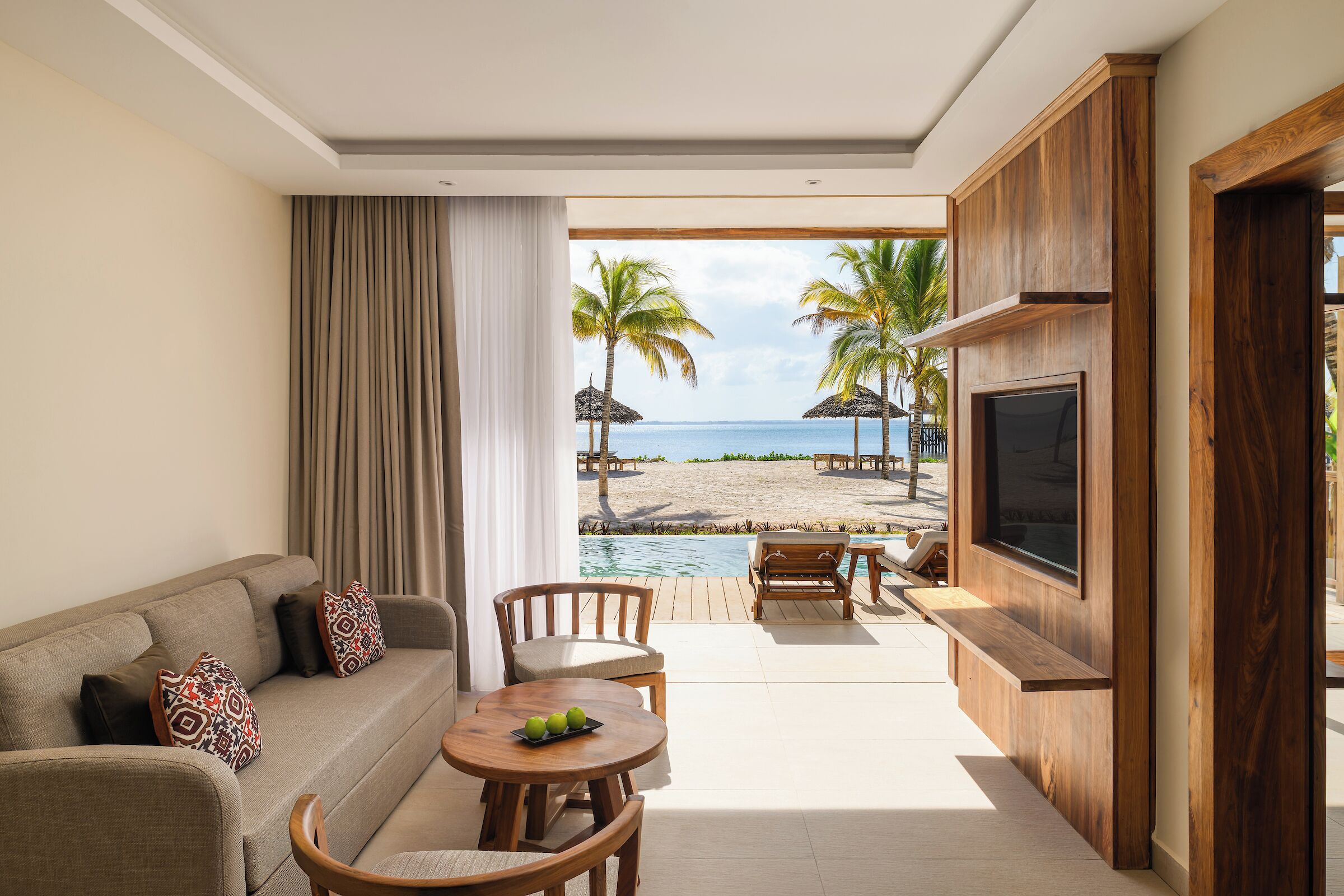 Executive Suite, 1 King Bed (Swim Up, Front Ocean View) | Living area | Table tennis