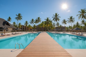 6 outdoor pools