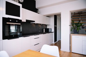 Departamento Deluxe | Cocineta privada | Refrigerador, microondas, horno y parrilla de estufa 