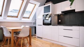 Deluxe Apartment | Private kitchenette | Fridge, microwave, oven, stovetop