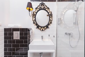 3. Private Room - Traveler's Best Choice | Banheiro | Chuveiro, secador de cabelo, toalhas de banho, sabonete