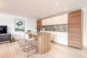 Geladeira, micro-ondas, fogão, lava-louças