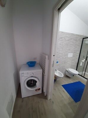 Serviettes fournies, savon, papier toilette