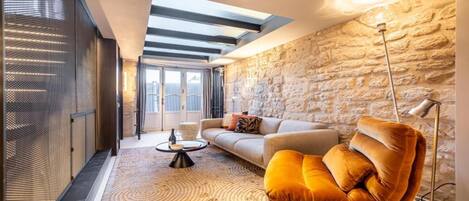 Televisión, reproductor de DVD, libros y estéreo