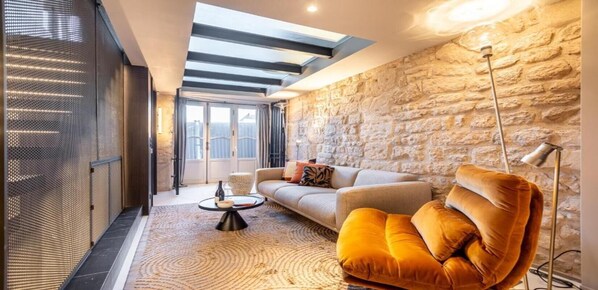 TV, DVD player, books, stereo - 110m2 a classic luxury home with memorable views of the seine on Quai de Bourbon (Paris)