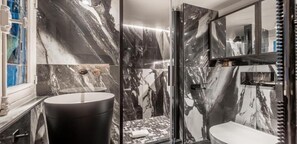 吹风机、毛巾、肥皂、洗发水