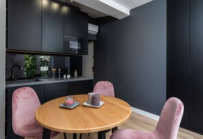 D. Studio Smart Apartments | Desk, laptop workspace, iron/ironing board, free WiFi - Smart Apartments- Old Town Train Station (Kraków)