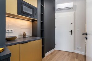 C. Studio Smart Apartments | 전용 간이 주방 | 커피/티 메이커, 미니 냉장고, 전자레인지, 쿡탑
