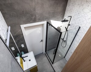 D. Studio Smart Apartments | ห้องน้ำ | ฝักบัว, ไดร์เป่าผม, ผ้าเช็ดตัว, สบู่