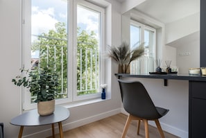 C. Studio Smart Apartments | Desk, laptop workspace, iron/ironing board, free WiFi - Smart Apartments- Old Town Train Station (Kraków)