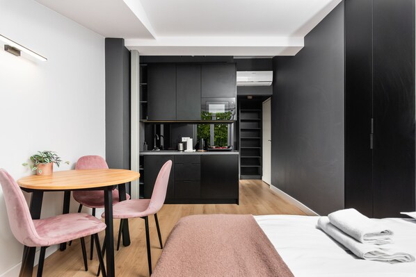 D. Studio Smart Apartments | Desk, laptop workspace, iron/ironing board, free WiFi - Smart Apartments- Old Town Train Station (Kraków)