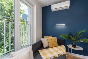 B. Studio Smart Apartments | Desk, laptop workspace, iron/ironing board, free WiFi - Smart Apartments- Old Town Train Station (Kraków)