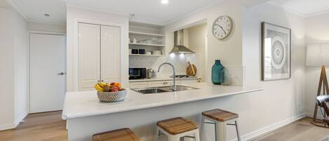 冷蔵庫、電子レンジ、オーブン、コンロ